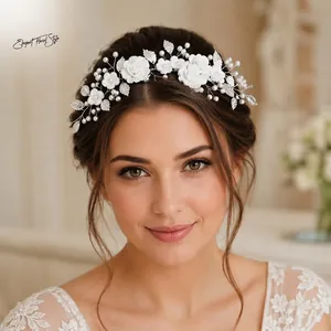 Détail d'un bandeau de mariée fait main avec des fleurs en pâte polymère et perles