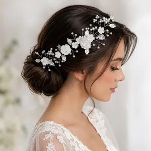 Bandeau de mariée élégant avec fleurs en argile blanche et détails de perles fines.