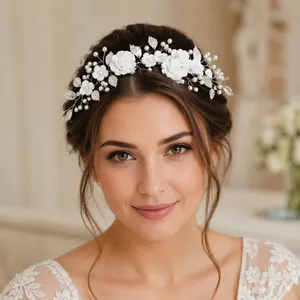 Serre-tête de mariée avec fleurs en pâte polymère et perles faites main pour coiffures de mariage.
