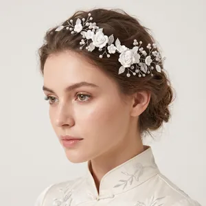Serre-tête de mariée fait main avec fleurs en argile blanche et perles délicates