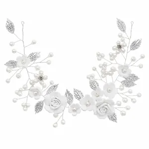Vigne de cheveux de mariée faite main avec fleurs d'argile blanche et perles de nacre