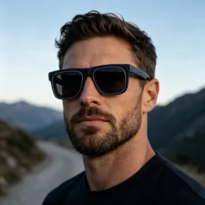 Vue latérale détaillée d'un homme portant des lunettes de soleil carrées rétro en montagne