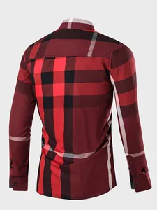 Vue arrière d'une chemise à manches longues en coton à carreaux rouges et noirs