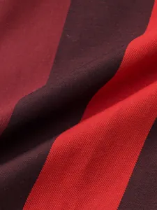 Vue macro détaillée du tissu en coton à rayures rouges et noires pour chemise homme