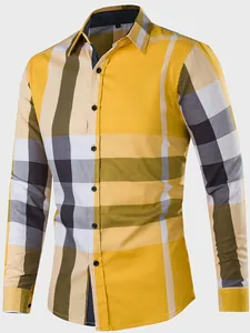 Gros plan du motif à carreaux jaune et gris sur une chemise en coton pour hommes
