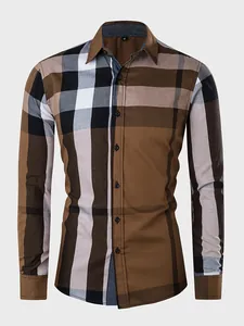 Vue détaillée de face d'une chemise pour homme en coton à carreaux patchwork marron