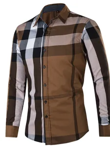 Vue détaillée d'une chemise à manches longues en coton pour homme à motif écossais.
