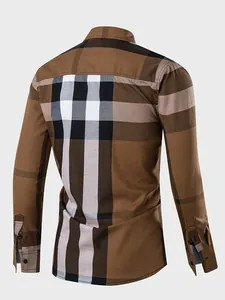 Vue détaillée du dos d'une chemise à manches longues en coton à carreaux marron pour homme.
