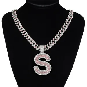 Collier chaîne cubaine argentée avec pendentif lettre S orné de strass roses et blancs