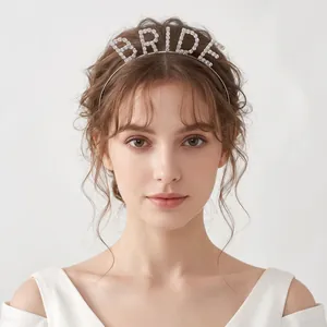Gros plan d'un serre-tête élégant avec strass 'BRIDE' pour accessoire de mariée.