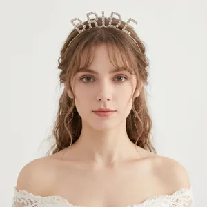 Gros plan détaillé d'un serre-tête BRIDE en strass de luxe sur une belle mariée