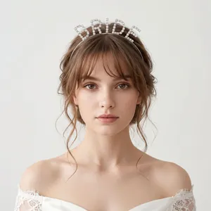 Gros plan d'un serre-tête BRIDE en strass étincelants porté par une mariée pour le mariage