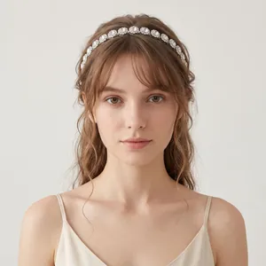 Elegantes Detail eines funkelnden Braut-Haarreifs mit Strasssteinen am Modell.