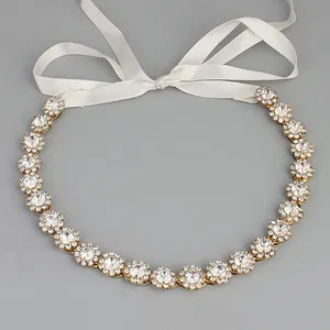 Elegantes Braut Stirnband mit floralen Kristallclustern und einem weißen Satinband zum Binden