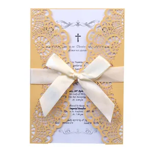 Elegante goldene lasergeschnittene Hochzeitseinladungskarte mit weißer Schleife
