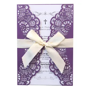 Elegante violette lasergeschnittene Hochzeitseinladung mit cremefarbener Schleife