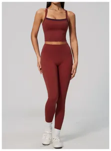 Detailed look at the high-waisted lifting yoga leggings and matching sports bra set