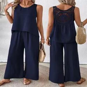Vista posteriore elegante di un set due pezzi blu navy con pizzo all'uncinetto chic