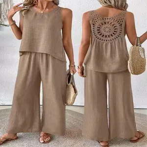 Vista dettagliata di un set due pezzi da donna con design traforato all'uncinetto sul retro