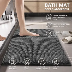 Weiche, saugfähige, rutschfeste graue Chenille-Badematte in modernem Badezimmerambiente.