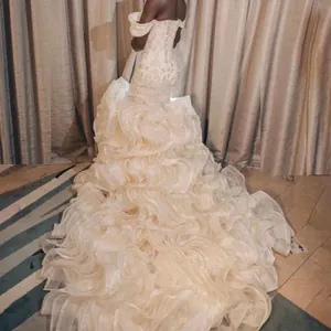 Robe de mariée sirène à épaules dénudées avec une traîne spectaculaire à volants