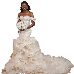 Robe de mariée sirène épaules dénudées avec longue traîne à volants et dentelle
