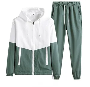 Détail de la veste à capuche blanc et vert sauge avec son pantalon assorti