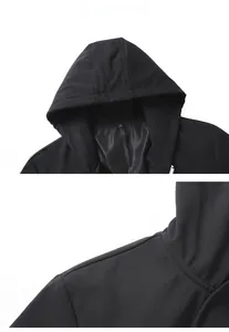 Gros plan d'un sweat à capuche noir montrant les détails des coutures de l'épaule et du cou