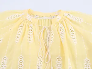Vue détaillée de la blouse jaune française avec broderie blanche ajourée et cordons