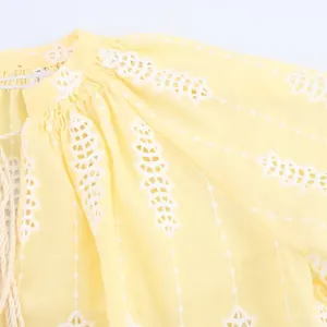 Blouse ample jaune de style français avec broderie anglaise blanche et lacet