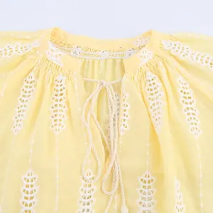 Blouse ample jaune pâle de style français avec broderie ajourée blanche et lien