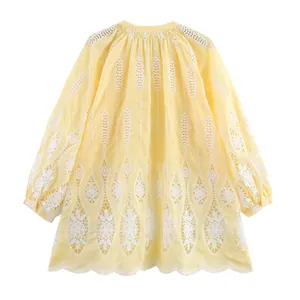 Blouse jaune pâle de style français avec broderie et ajours amples