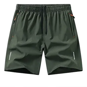 Dettaglio frontale di pantaloncini sportivi da uomo verde scuro ad asciugatura rapida
