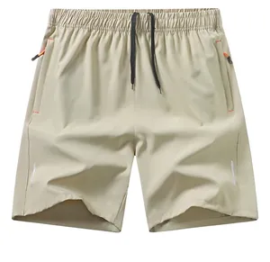 Dettaglio dei pantaloncini cachi ad asciugatura rapida da uomo con coulisse