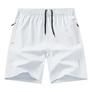 Vista dettagliata dei pantaloncini sportivi bianchi da uomo ad asciugatura rapida
