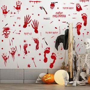 Vue détaillée de stickers muraux Halloween avec empreintes de mains et pieds ensanglantés