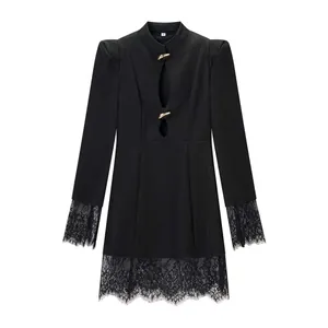 Robe Courte Femme Élégante Coupe Ajustée Manches Longues Col en V Design Ajouré Boucle Métal Argent Minimaliste Noir Robe de Fête