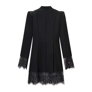 Vue arrière d'une robe courte noire ajustée avec dentelle élégante aux manches