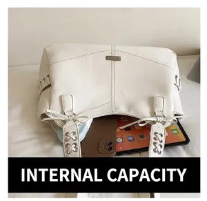 Vue détaillée de l'intérieur d'un grand sac cabas en cuir PU blanc avec tablette et téléphone