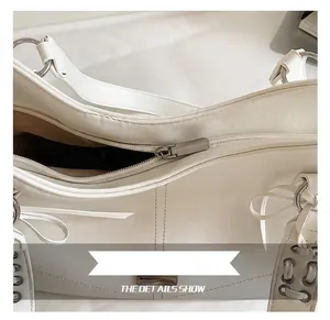 Vue détaillée d'un grand sac cabas blanc en similicuir PU avec finitions argentées élégantes