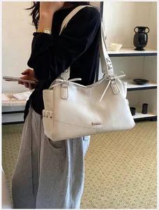 Gros plan d'un élégant sac cabas en cuir PU blanc porté par un mannequin dans une pièce