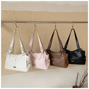 Vue détaillée de grands sacs cabas pour femmes en cuir PU suspendus en quatre couleurs élégantes