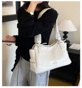 Vue détaillée d'un grand sac à main cabas élégant en cuir PU blanc porté par un mannequin