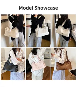 Grand sac fourre-tout en cuir PU en plusieurs couleurs présenté par un mannequin.