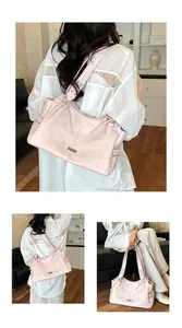 Vues détaillées d'un grand sac cabas rose en cuir PU montrant le style et la texture.