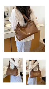 Grand sac cabas en similicuir marron pour femme porté en bandoulière dans un décor
