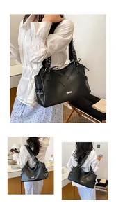 Vues multi-angles d'un grand sac à main cabas en similicuir noir porté par un mannequin