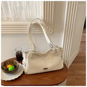 Détail montrant un grand sac fourre-tout en cuir PU blanc avec décoration de ruban.
