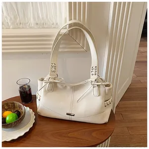 Grand sac cabas élégant en cuir PU blanc crème avec détails de nœuds sur une table en bois