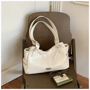 Sac fourre-tout élégant en cuir PU blanc posé sur une chaise en bois avec accessoires